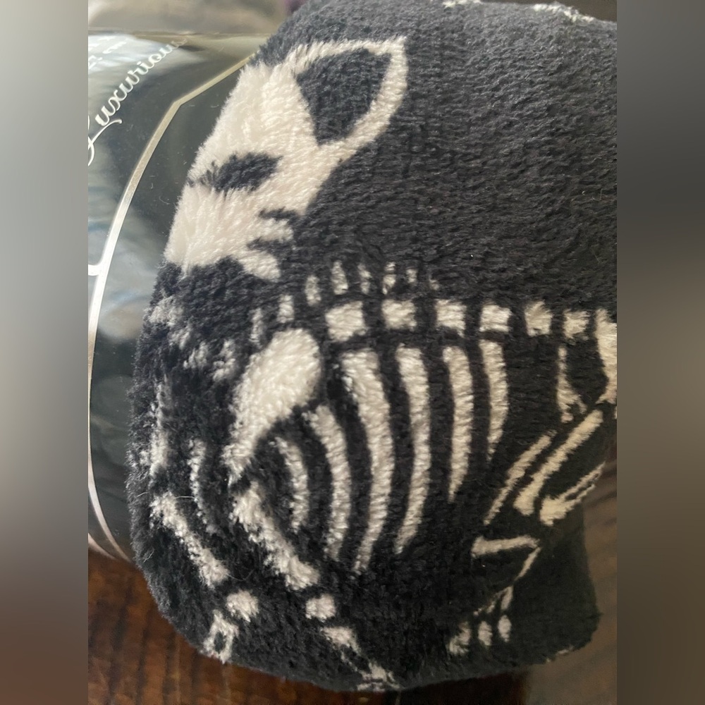 BRAND NEW! Hotel Collection Throw - Picture 4 of 6